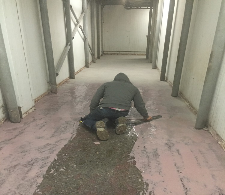 installing Plastifloor 800 membrane filled with s/lPET filler 1:1